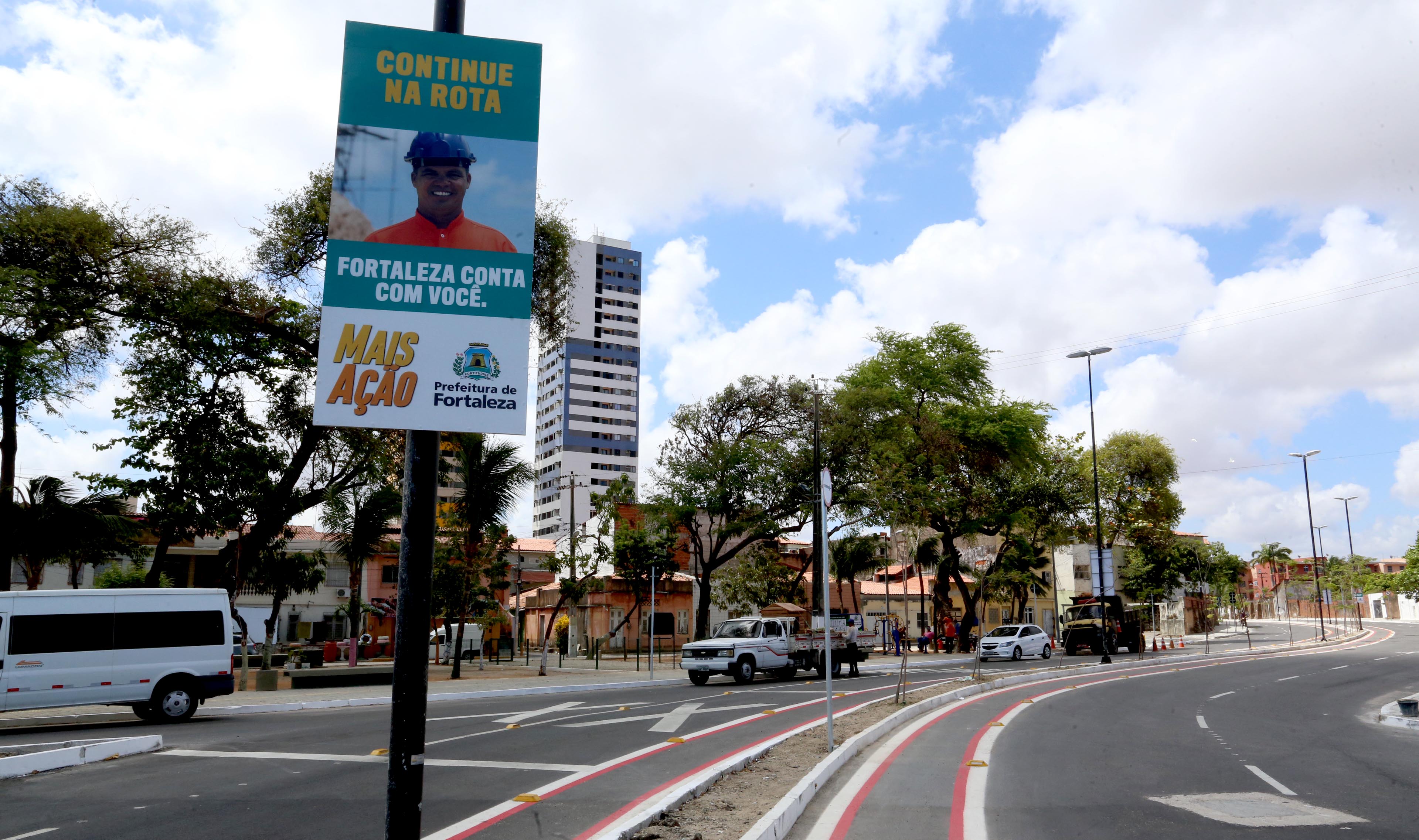 a mostra mostra a pista e o canteiro central de uma avenida